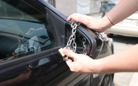 2. En el exterior. Con cadenas amarran los retrovisores y algunas otras partes de los autos para que no se les roben