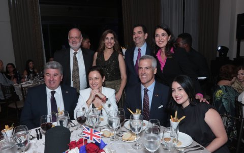 James McPherson, Gloria María de Mc-Pherson, Luis Eduardo García, Caterina Costa, Chris Campbell, Almudena Cardenal, Nicholas Armstrong y Emilia Cano.