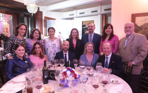 Delia Gilbert, María Leonor Gilbert de Boloña, Rina Lapentti de Caputi, Estela Coello, Jorge Bejarano, Estela Zea de Furlato, Luis Caputi, Margarita de Puig, Verónica Luque de Amador, Eduardo Amador, María Carmen Beltrán y Pablo Beltrán.