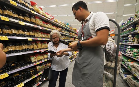 Tradición. María Luisa Hidrovo es una de las clientes que prefiere las pastas elaboradas con harina de trigo. En el fondo se ve la percha de fideos, es grande y tiene una gran variedad.
