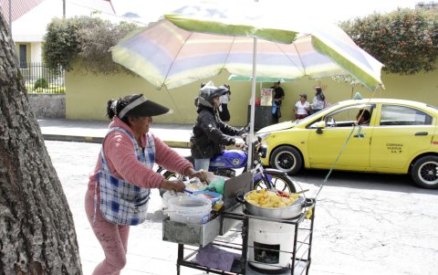 Por doquier. En todos lados existen vendedores ambulantes, al filo de vereda o en plena calle.