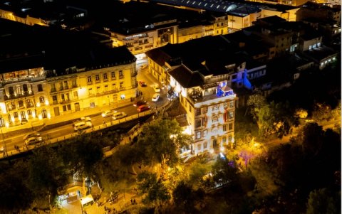 Arquitectura. Totalmente iluminada y en medio de esta imagen aérea se observa una de las casas antiguas de Cuenca.