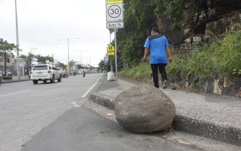 Los cerros. En el norte, en algunos, hubo ya desprendimientos y a causa de ello, enormes rocas asoman en el pavimento