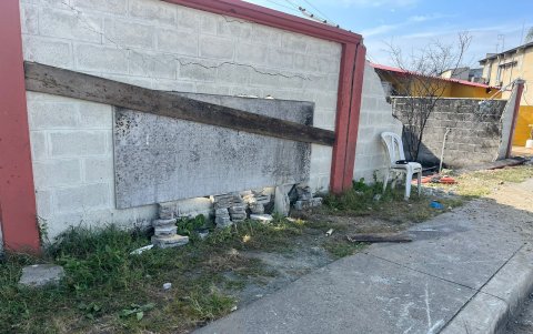 Solo una de las viviendas se pudo realizar trabajos para tapar la zona afectada. Un guardia estará resguardando estos domicilios.