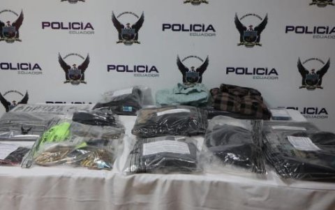 Armas, municiones y ropa, entre las evidencias presentadas.