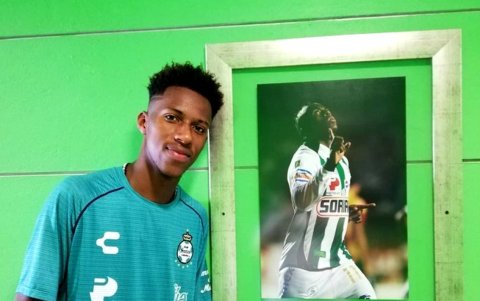 El futbolista pasó por las inferiores del Santos Laguna, donde su papá fue estrella
