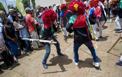 Festejo. Dos hombres participan del tradicional baile de los chinegros.