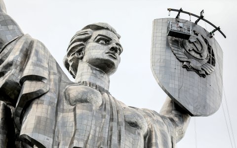 2. Daños. Una enorme estatua ubicada en el centro financiero de Moscú quedó afectada por el ataque de los drones ucranianos. Algunos aparatos fueron derribados y no lograron causar tantos perjuicios.