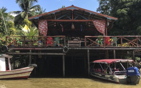 Fotografía de una vivienda al lado del río, el 27 de julio de 2023, en Belém (Brasil).