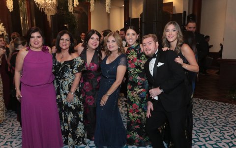 Leticia Peña, Irene Orrantia, Sonia Damerval, Laura Damerval, Laurita Cassinelli, Ernesto Jouvín y Fiorella Cassinelli.