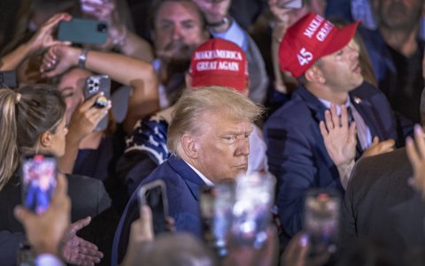 Fotografía de archivo, tomada el pasado 4 de abril, en la que se registró al investigado expresidente de Estados Unidos, Donald J. Trump, en Palm Beach (Florida, EE.UU.).