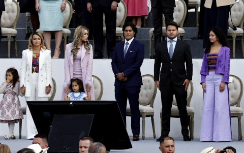 Nicolás Petro Burgos, hijo del presidente Gustavo Petro (3-i) junto a su exesposa Day Vásquez (2-i) en la ceremonia de investidura del presidente Gustavo Petro,en una fotografía de archivo.