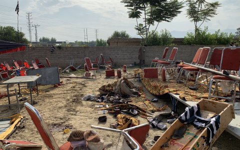 Oficiales de seguridad inspeccionan la escena donde se produjo un atentado suicida en Khar, en la provincia norteña de Khyber Pakhtunkhwa, Pakistán, el 31 de julio de 2023.