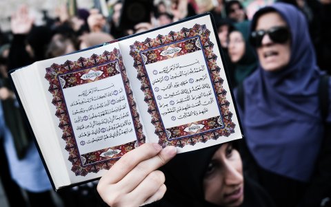 Un manifestante sostiene una copia del Corán mientras asiste a una protesta contra Suecia frente al Consulado General de Suecia en Estambul, Turquía, el 30 de julio de 2023