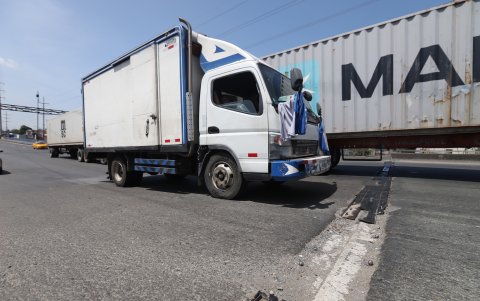 Perimetral. Las juntas deterioradas causan molestias a conductores en puentes de la Perimetral.