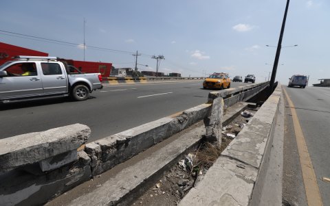 Parte de las barandas del puente de la 25 de Julio y Raúl Clemente Huerta (Esclusas) están destrozadas.