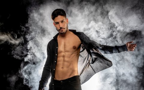 Con su 1,97 de estatura, aunque es un hombre deportista le cuesta mantener el equilibro a la hora de patinar o hacer skateboarding.