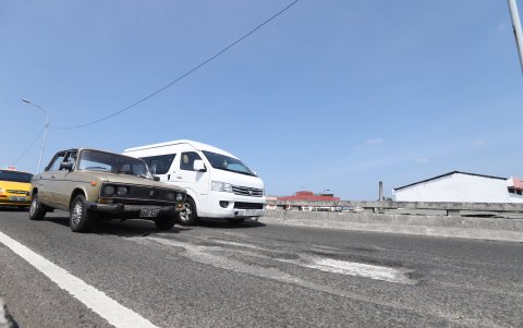 El puente que cruza por la avenida Quito y Vicente Trujillo es uno de los más deteriorados en la calzada. El Municipio inició su intervención.