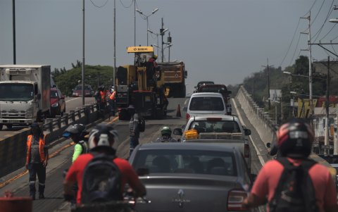 Norte. Intervención del puente en Av. Carlos Julio Arosemena, en el norte de la ciudad.