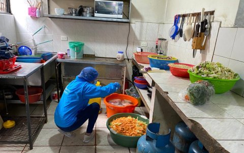 Condiciones. En tinas, bajo los mesones se almacenaba parte de la comida que se vendía