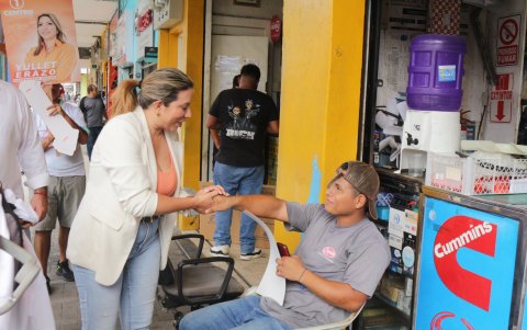 La candidata Yullet Erazo durante uno de sus recorridos de campaña.