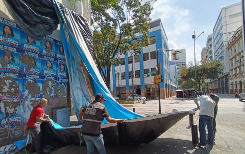 El Cabildo explicó que se prohíbe adherir y pegar todo tipo de propaganda política, tanto en espacios
públicos y privados.