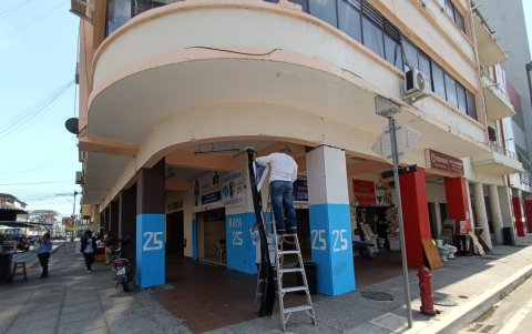 En todos los casos se retiraron lonas que promocionaban candidaturas en
zonas regeneradas de la ciudad.