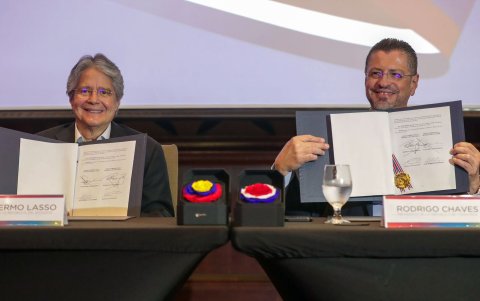 Los mandatarios Guillermo Lasso y Rodrigo Chaves en la firma del acuerdo comercial.