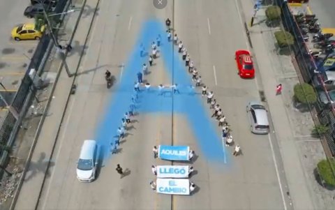 Captura de video realizado con un drone. En las imágenes se ve a decenas de personas y pancartas.