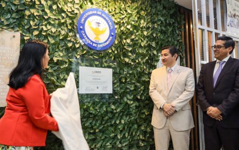 Las autoridades de la Universidad de Guayaquil realizan el develizamiento de la placa de acreditación de la cerrera de Enfermería.