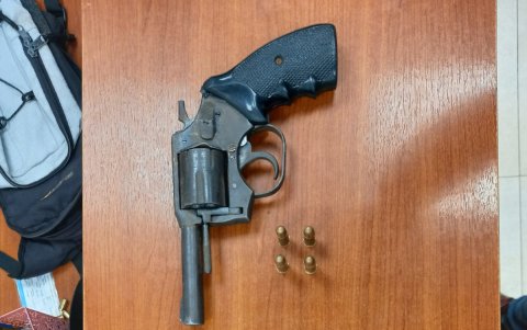 Las dos armas de fuego fueron decomisadas en la vivienda donde detuvieron a los sospechosos de Daule.