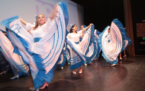 La participación dancística de las estudiantes Instituto Raymond Mougé Thoniel, con la coreografía Romance criollo de la niña guayaquileña, una coreografía de la máster María Esther Arias.