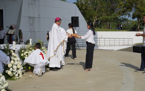 Momentos. El arzobispo de Guayaquil, Luis Cabrera, durante uno de los actos litúrgicos de la jornada por la paz.