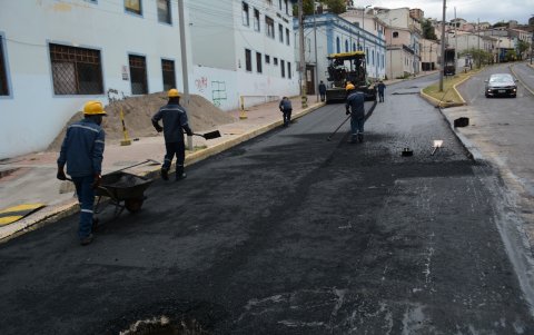 Fresco. Sobre las viejas calzadas todavía se realiza la remoción del pavimento en mal estado para colocar la nueva capa asfáltica.