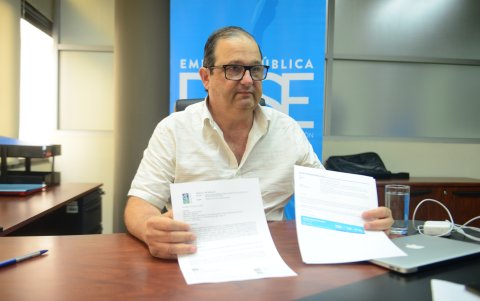 Camilo Samán muestra los documentos que certifican la denuncia y pedidos que hizo en la Fiscalía y la Contraloría.