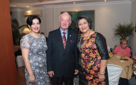 Johnmyle Peña, Jorge Puente y Eulalia Navarro de Puente.