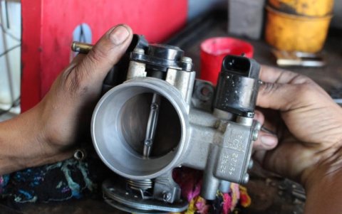 Cada 20 mil kilómetros se recomienda el mantenimiento del cuerpo de aceleración de un carro.