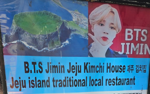 Algunos restaurantes coreanos usan a personajes de K-Pop en sus estrategias.