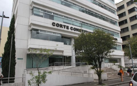 Actualmente, la Corte Constitucional resuelve el fallo resultante de una una acción de defensa de derechos tramitada por un juez de primer nivel.