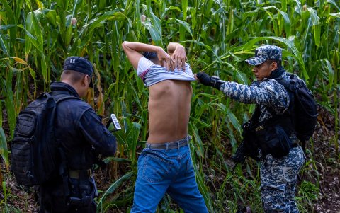 Los agentes revisan  a un cuidadano en la zona rural en El Salvador