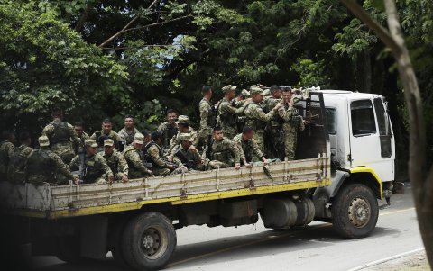 Soldados se trasladan para realizar vigilancia en Cabañas (El Salvador).