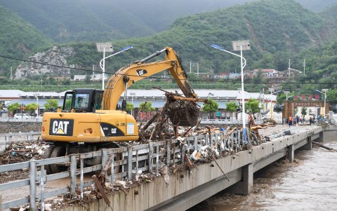 Las intensas lluvias y las inundaciones provocadas por el tifón Doksuri causaron graves daños y el derrumbe  en el noreste de China,