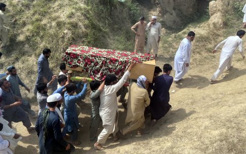 La gente asiste al funeral de las víctimas de la explosión de una bomba en Bajaur, Pakistán, el 31 de julio de 2023
