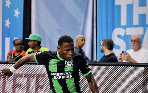 Pervis Estupiñán fue elegido como el defensa más prometedor en esta nueva temporada de Premier League.