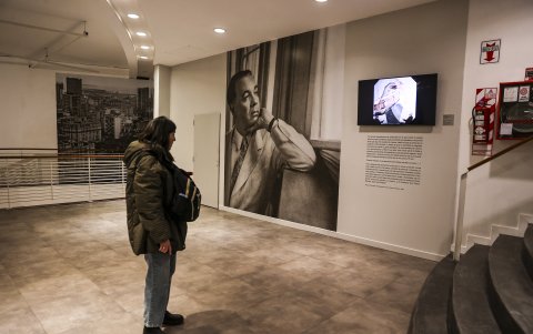 La muestra 'Ficciones', reúnes imágenes, libros, ensayos, objetos diversos e incluso un episodio de 'Los Simpsons', en el Centro Cultural Borges de Buenos Aires.