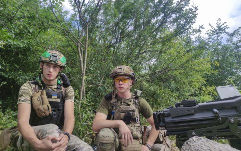 Dos soldados ucranianos hacen guardia en una posición defensiva de la zona del frente de Kupiansk, en el noreste de Ucrania.