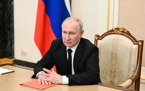 El presidente ruso, Vladimir Putin, mantiene una reunión por videoconferencia con miembros del Consejo de Seguridad de Rusia en Moscú