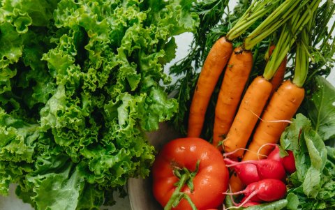 La zanahoria, al igual que otras legumbres y vegetales, es rica en vitaminas y minerales..