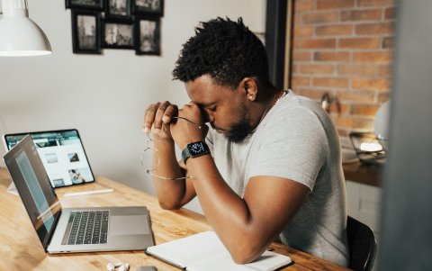 Aunque el cansancio visual provoca sequedad ocular y picor, evite frotar los  ojos