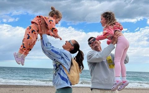 Lewandowski disfruta de un día familiar en la playa de la Barceloneta.